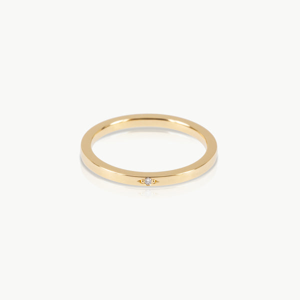 Sustainable gold ring with a small lab grown diamond