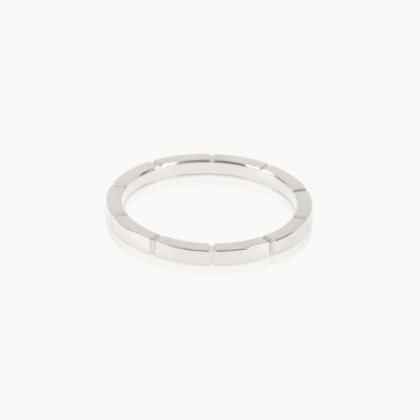 Minimalist textured Fairmined silverring with uniform notches; sustainably made fine jewellery