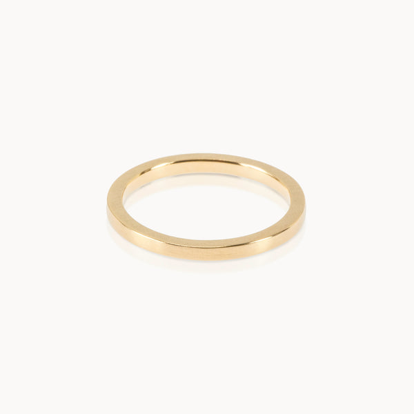 Elegant minimalist jewellery – classic Fairmined gold band with a refined, understated design