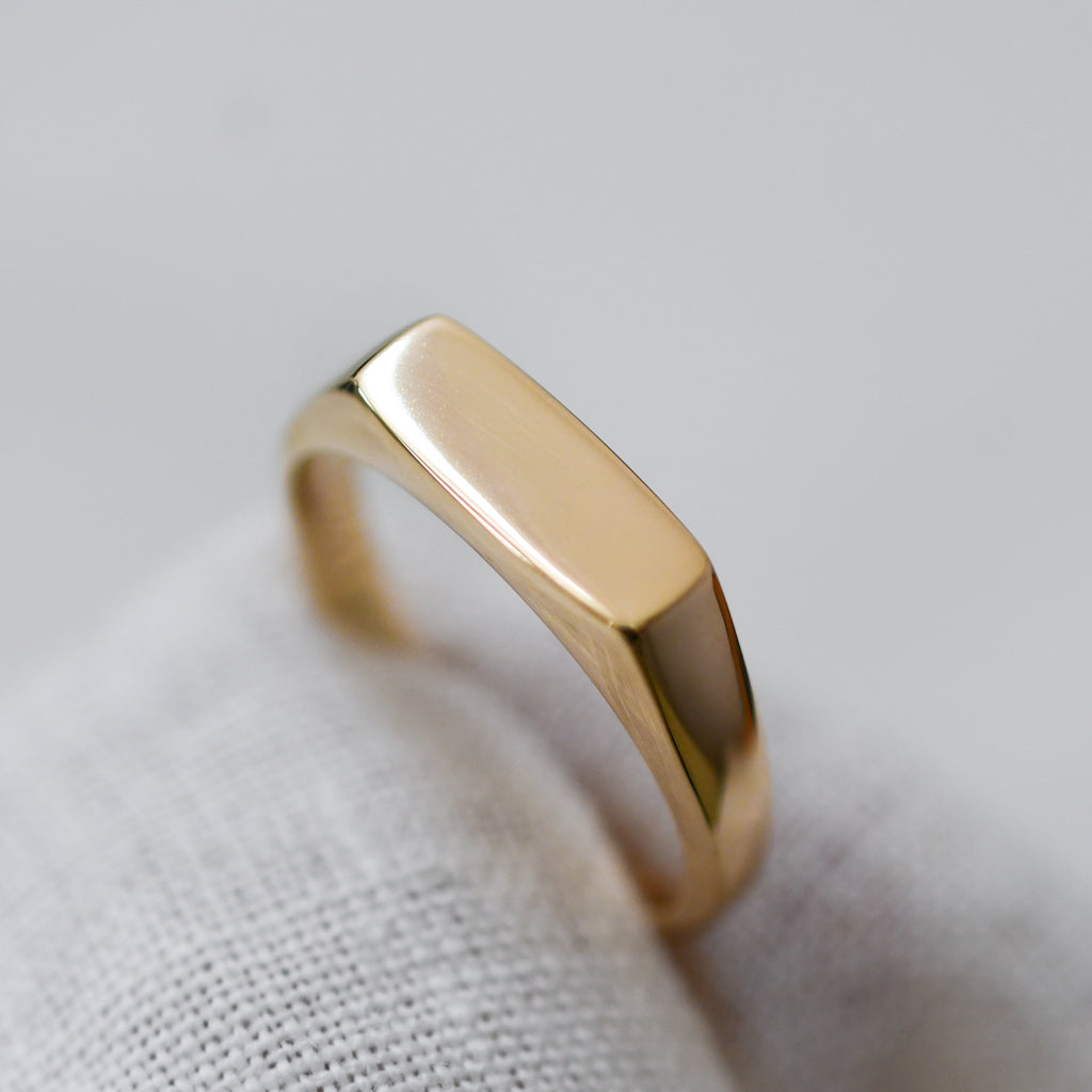 Ethical signet ring in eco-friendly 9K gold, contemporary handcrafted jewellery.