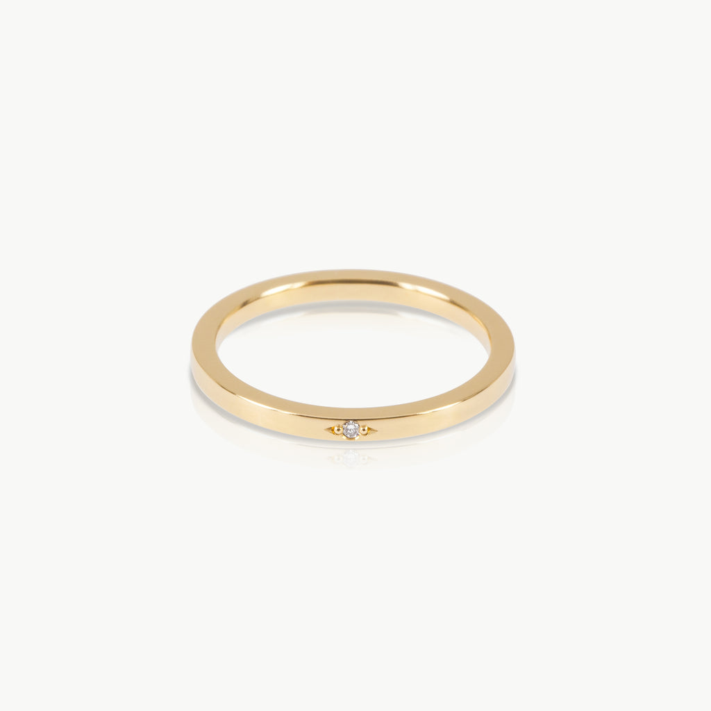 Sustainable gold ring with a small lab grown diamond 