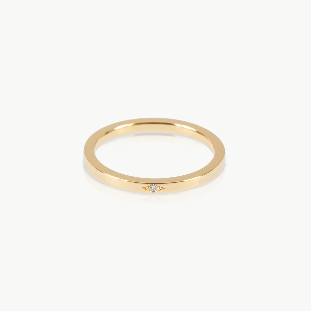 Sustainable gold ring with a small lab grown diamond 