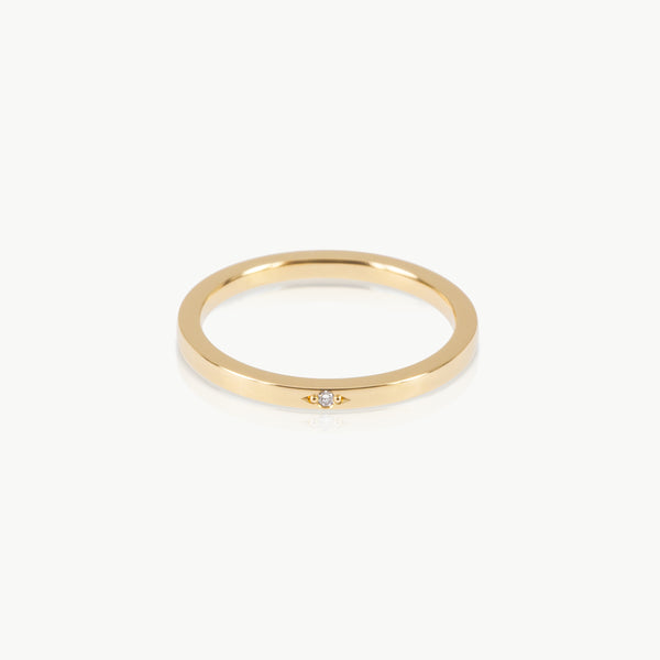Sustainable gold ring with a small lab grown diamond 