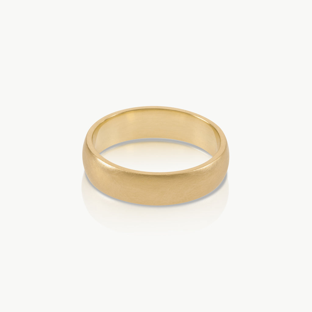 Environmentally conscious wedding – An elegantly simple rounded gold band handcrafted in Cape Town in sustainable 9K or 14K gold and available in different widths.