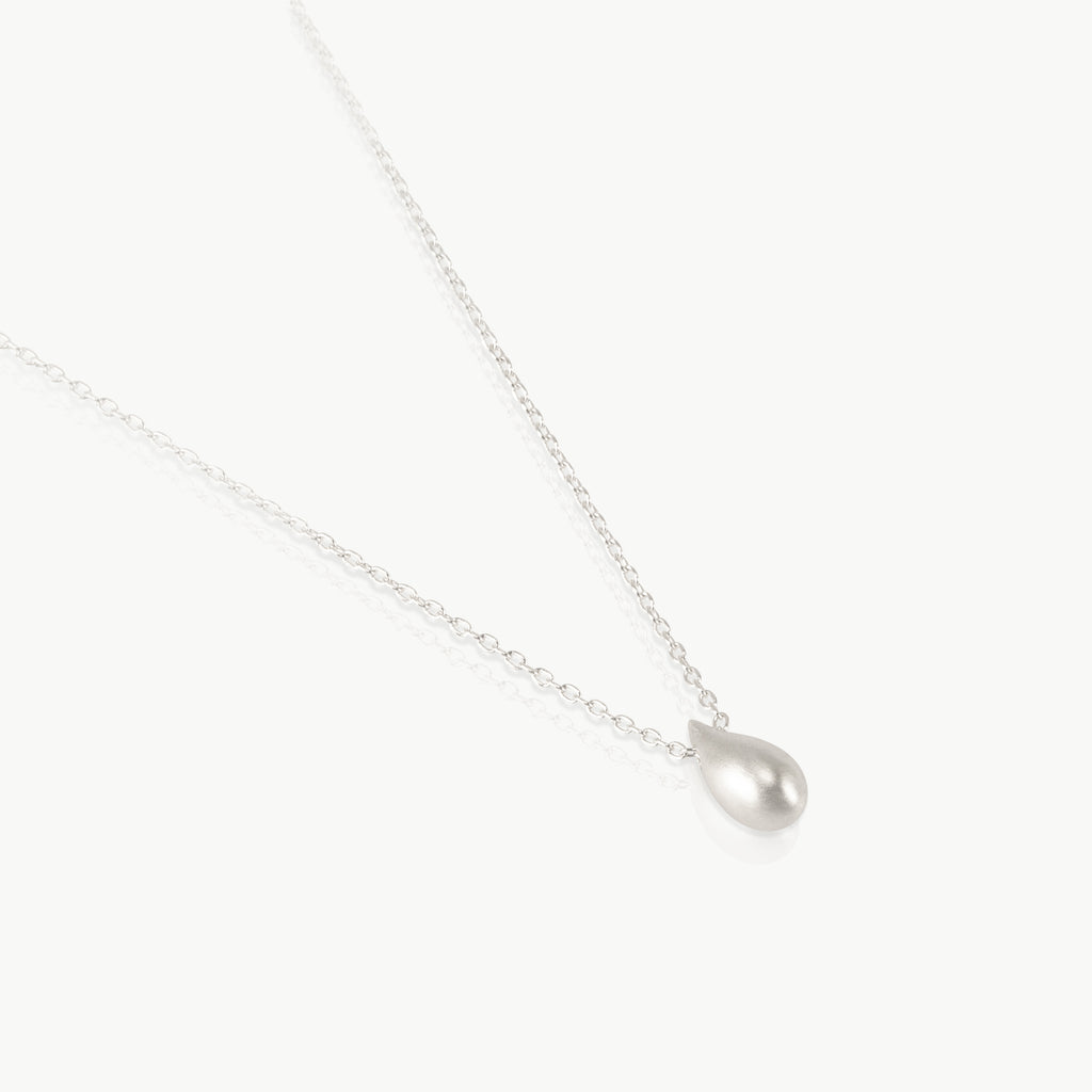 Silver waterdrop pendant necklace 