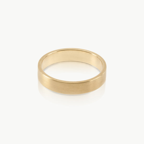 Eco-friendly jewellery – A customisable, elegant, plain gold band wedding ring available in different widths in yellow, rose or white gold. Handcrafted in Cape Town in ethical gold.