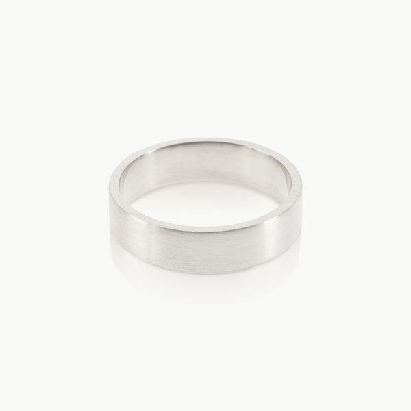 Eco-friendly jewellery – A customisable, elegant, plain sterling silver band available in different widths for large and small fingers. Handcrafted in Cape Town. Add a lab grown diamond or engraving.