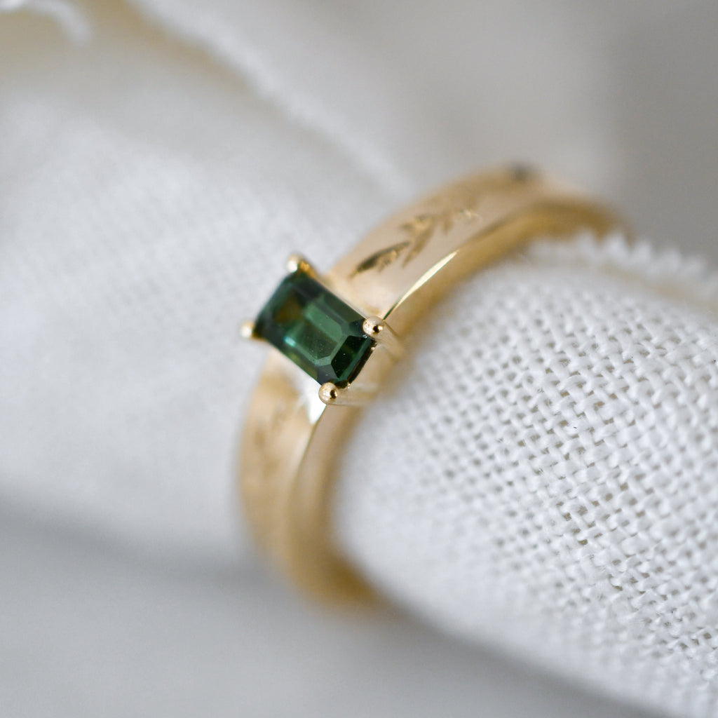 Green sapphire ring in 9ct gold with hand-engraved leaf detail on the band