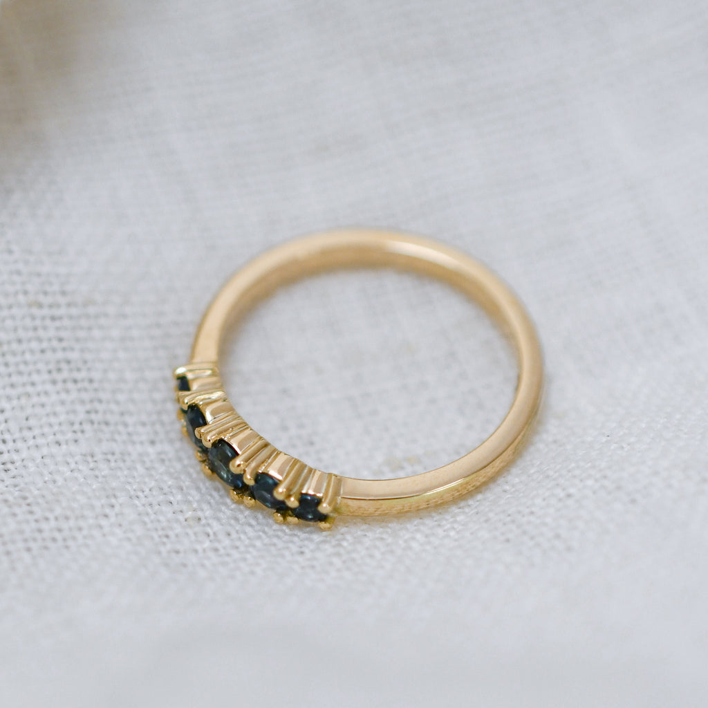 Blue sapphire gold ring with ethically sourced stones