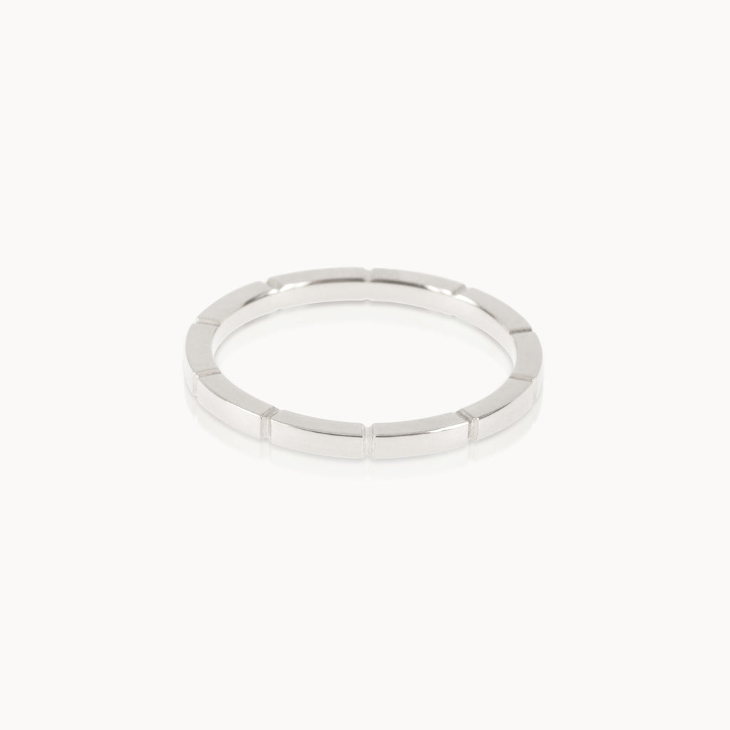 Minimalist textured Fairmined silverring with uniform notches; sustainably made fine jewellery