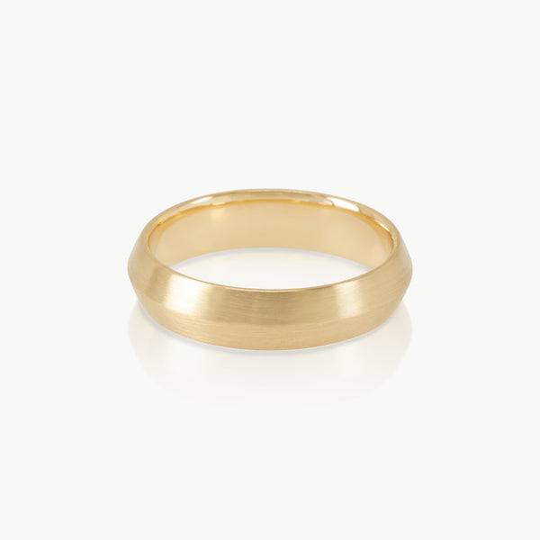 Sustainable jewellery – A ridged solid gold band wedding ring inspired by the mountains of Cape Town. Handcrafted in 9K gold and available in different widths.