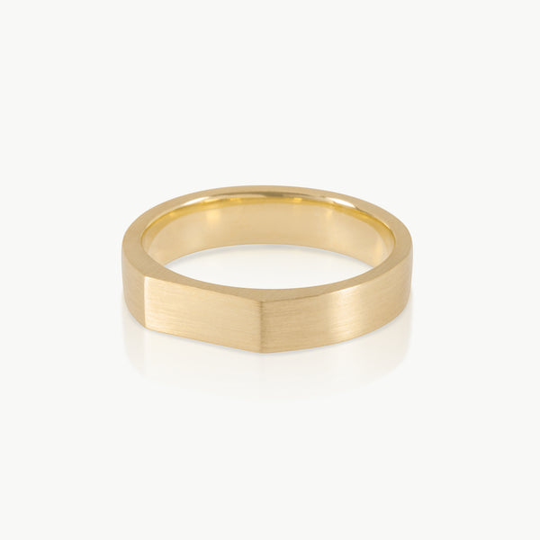 Environmentally conscious – A customisable, elegant signet style wedding ring available in different widths. Add a lab-grown diamond for accent or have it engraved. Handmade in Cape Town.