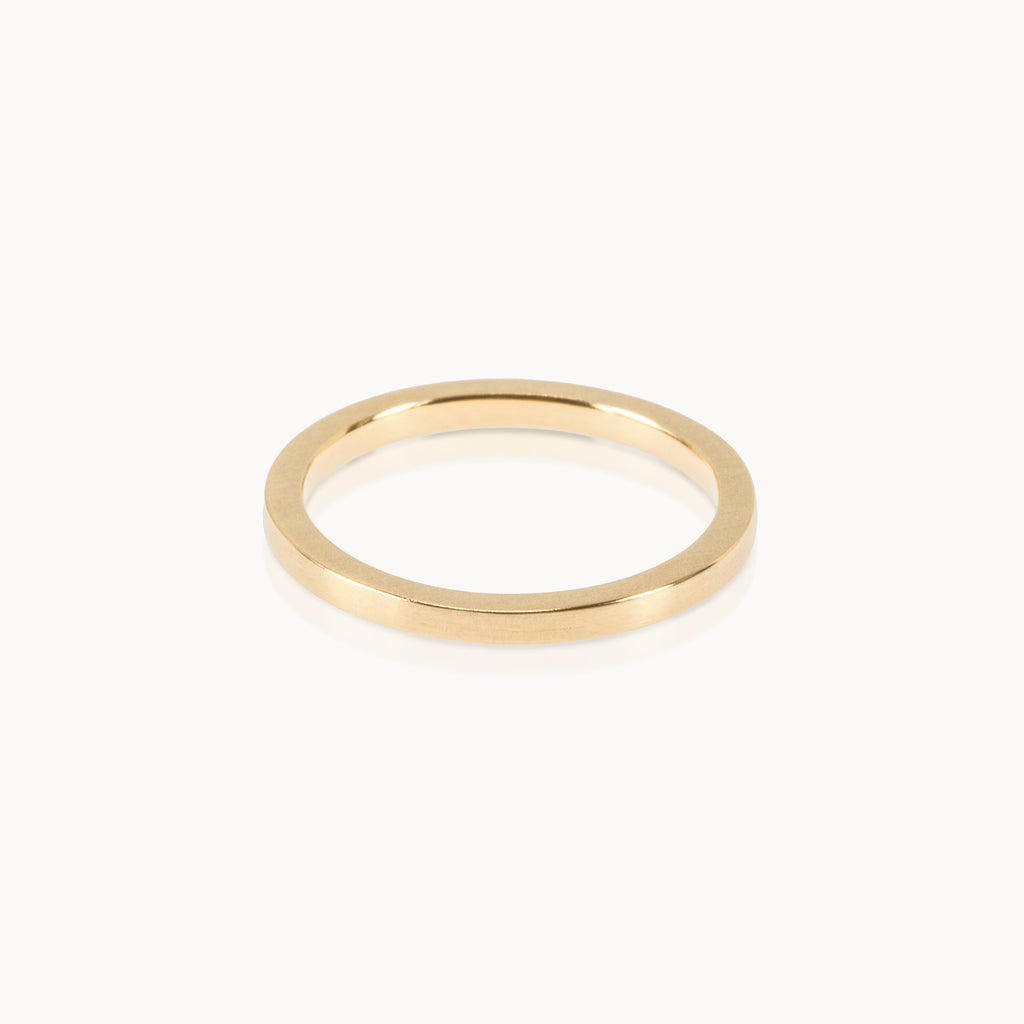 Elegant minimalist jewellery – classic Fairmined gold band with a refined, understated design