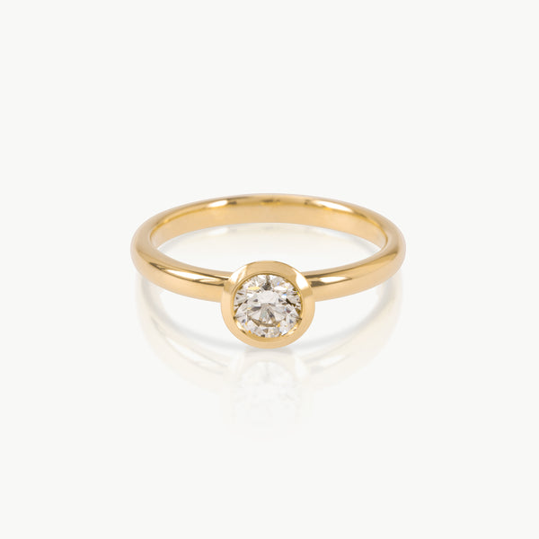 Ethical jewellery – Elegant handcrafted engagement ring. A lab-grown diamond 0.5 carat solitaire set in environmentally conscious 9K gold. Customisable to personal dreams.