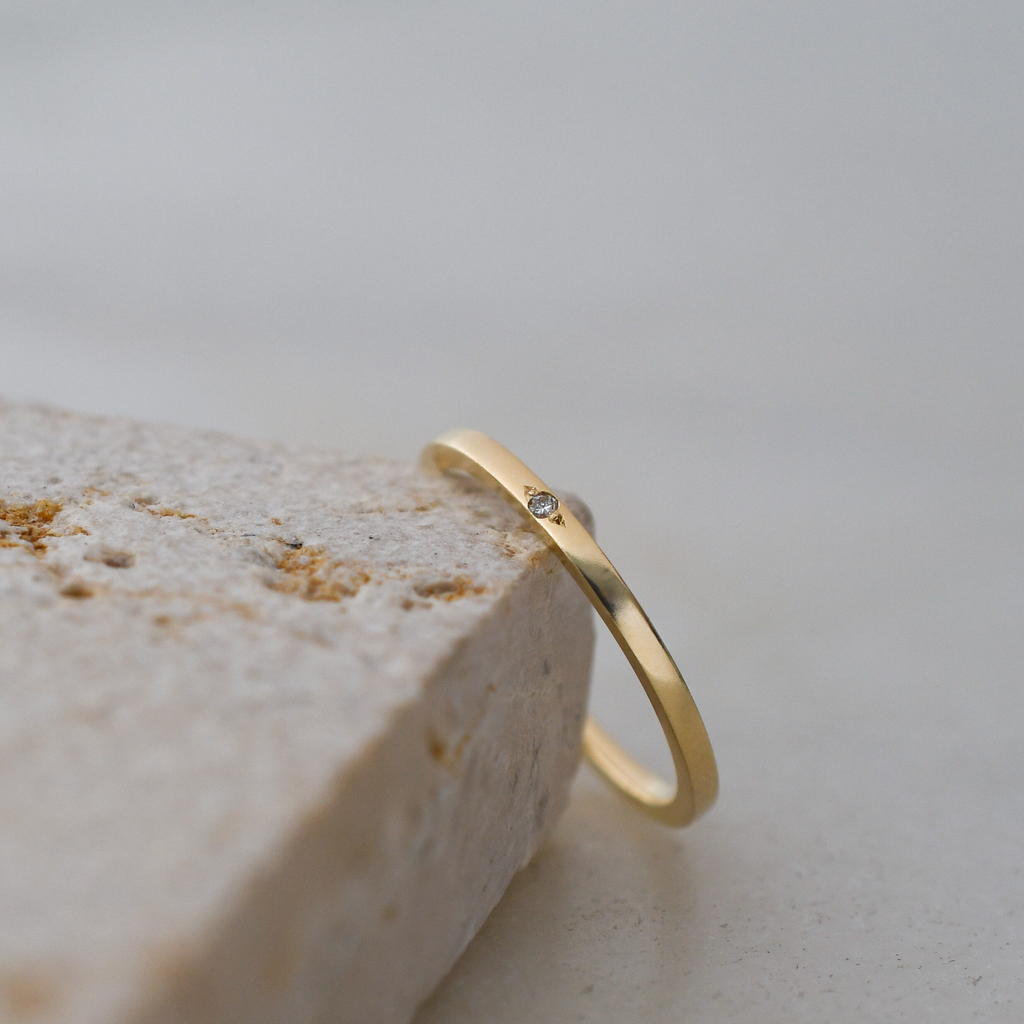 Eco-friendly 9K gol stacking ring with a lab-grown diamond. A Cape Town classic.
