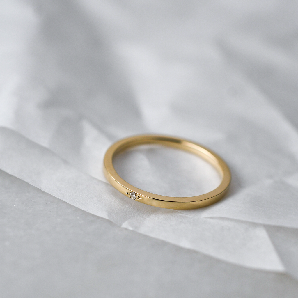 Dew 9K gold ring with lab-grown diamond.