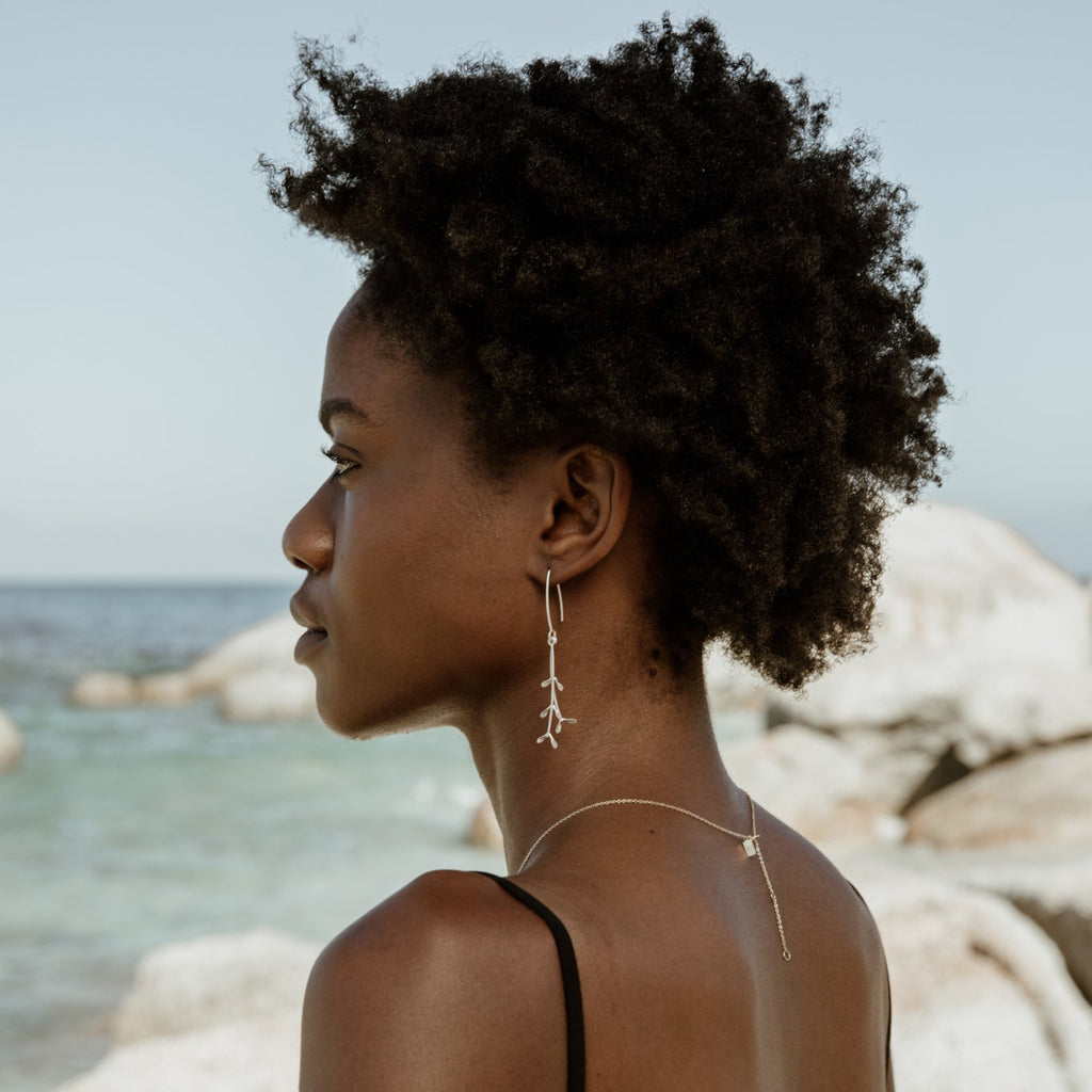 Woman wearing eco-friendly gold necklace. This sustainable Simple Chain is made in Cape Town in recycled gold from e-waste.